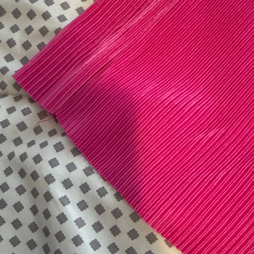 Pink Pleated Set of Crop Top and Pants - Picture 9 of 9